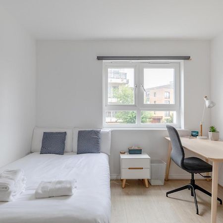 Appartamento Vibrant & Modern 1Bd Flat - Hackney Londra Esterno foto