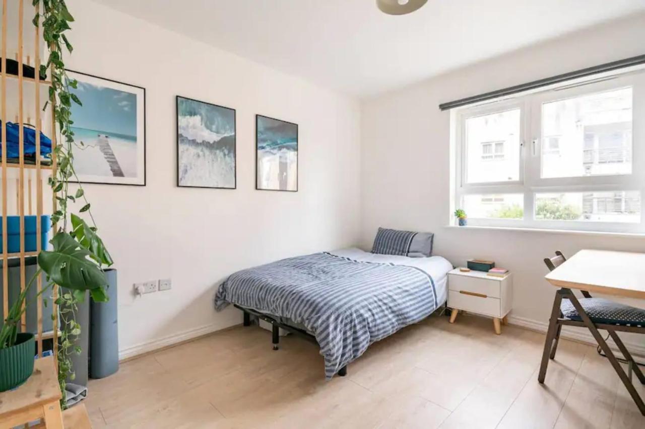 Appartamento Vibrant & Modern 1Bd Flat - Hackney Londra Esterno foto