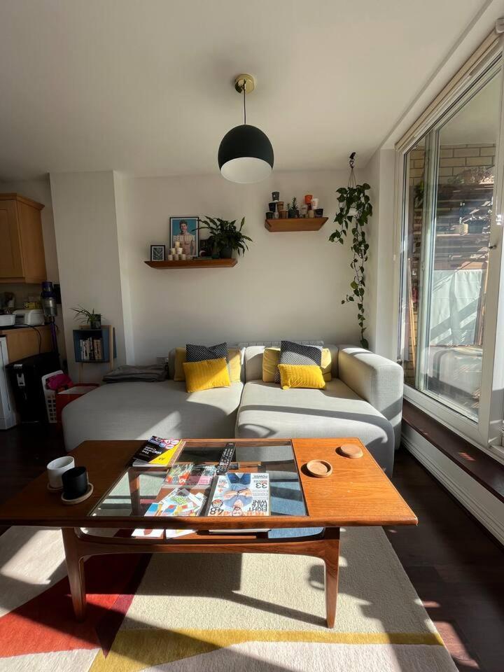 Appartamento Vibrant & Modern 1Bd Flat - Hackney Londra Esterno foto